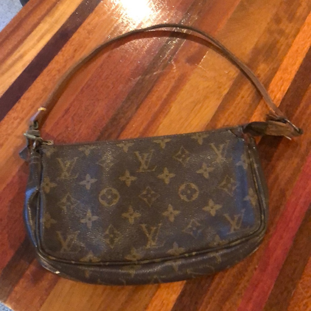 Louis Vuitton small leather pochette